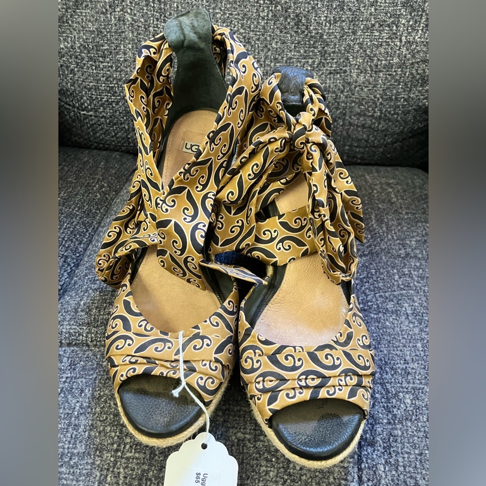 Ugg Luciano Wedge black and brown gold size 8